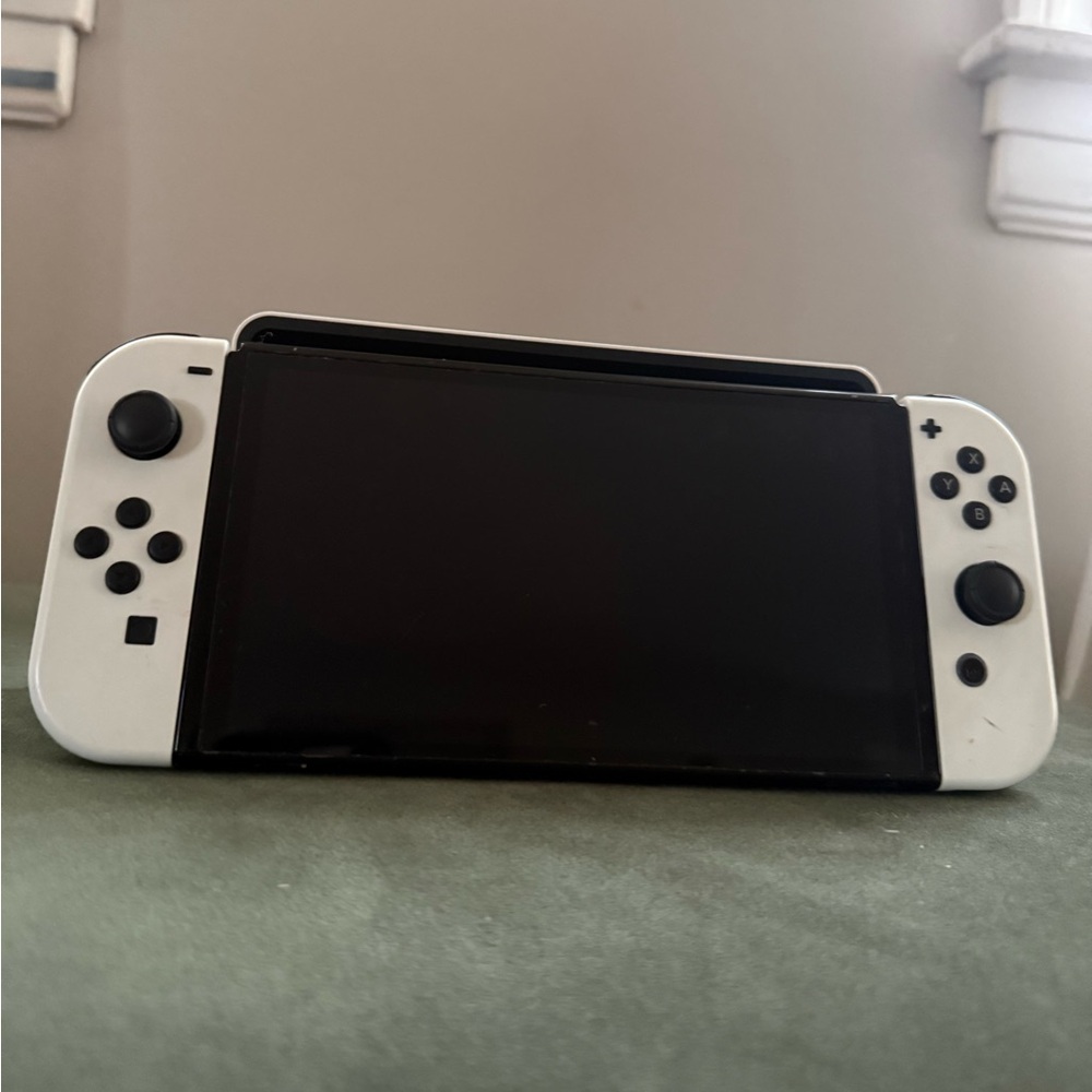 Used Nintendo Switch OLED Bundle with 400GB Memory Card - Picture 6 of 12